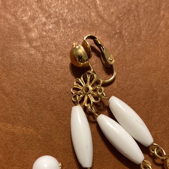 Vintage white and Gold Dangling beaded Earrings - Picture 2 of 5